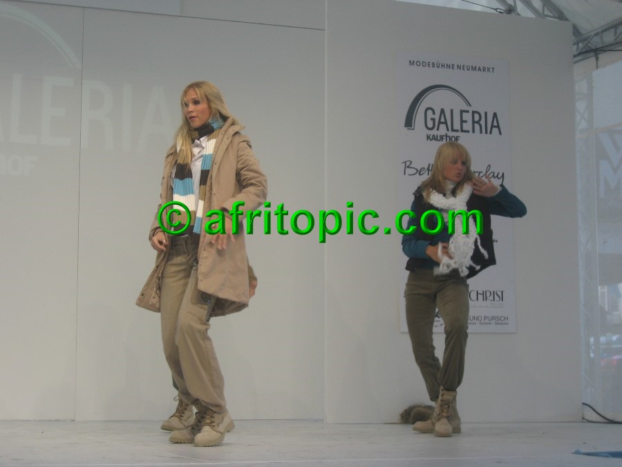 ../Images/Krefeld-Strssenmodenschau-2005 290.jpg